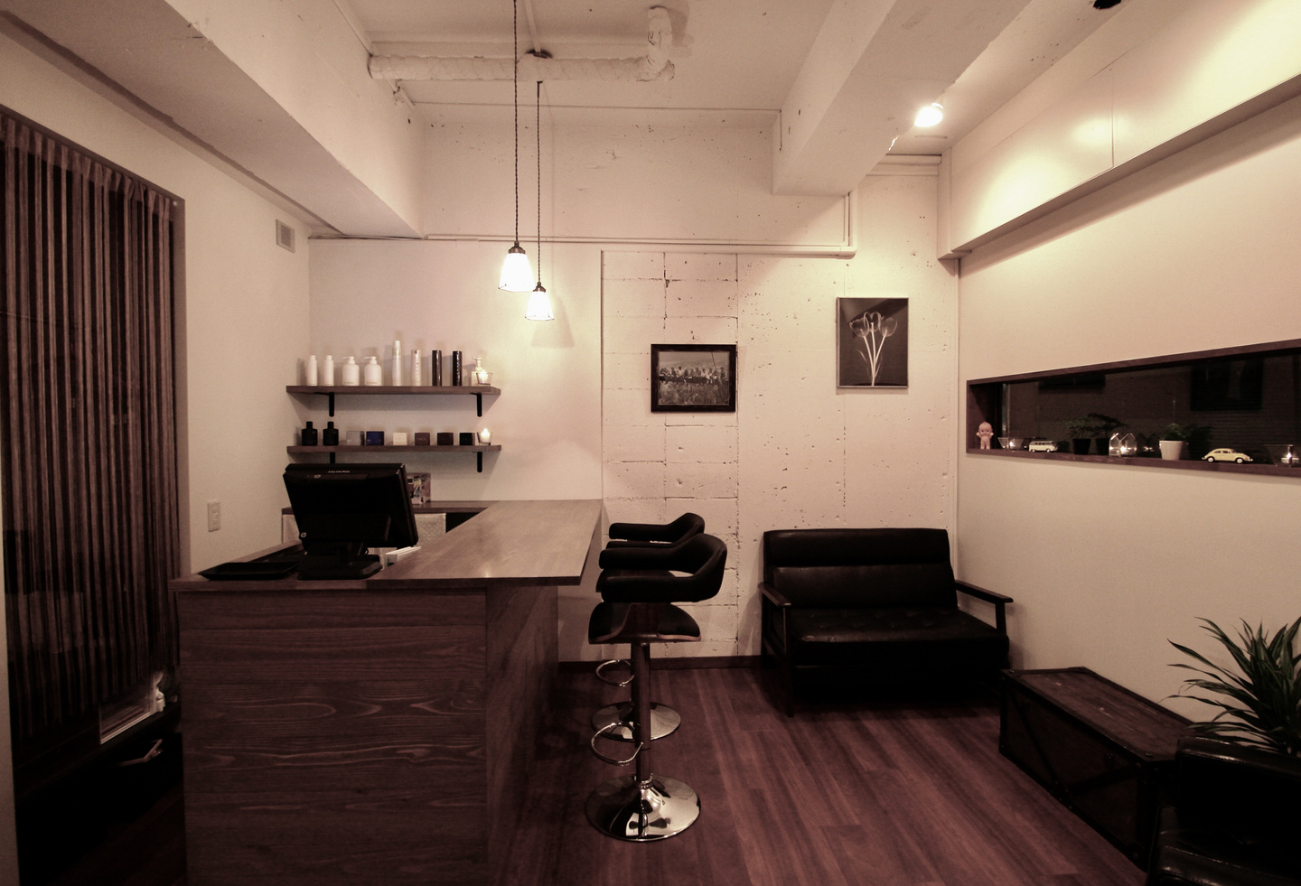 草花に囲まれた美容室の待合