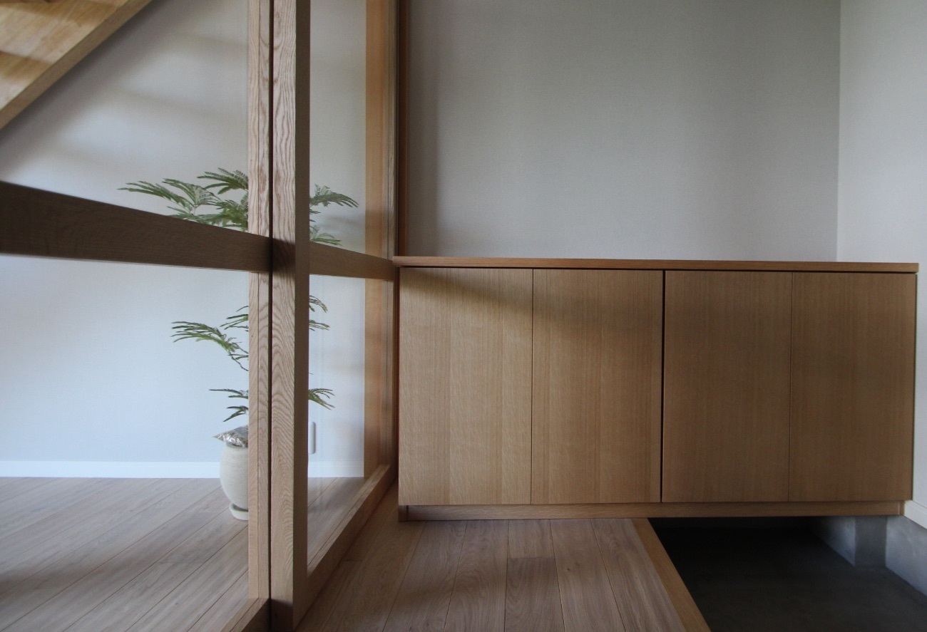 草花に囲まれた美容室の待合