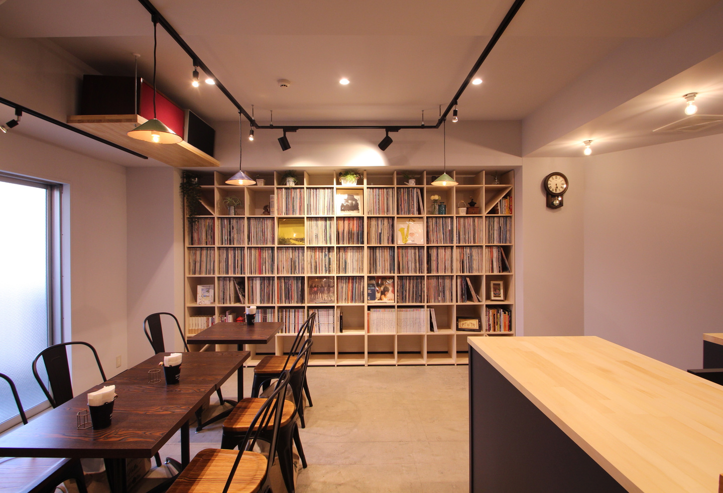 草花に囲まれた美容室の待合