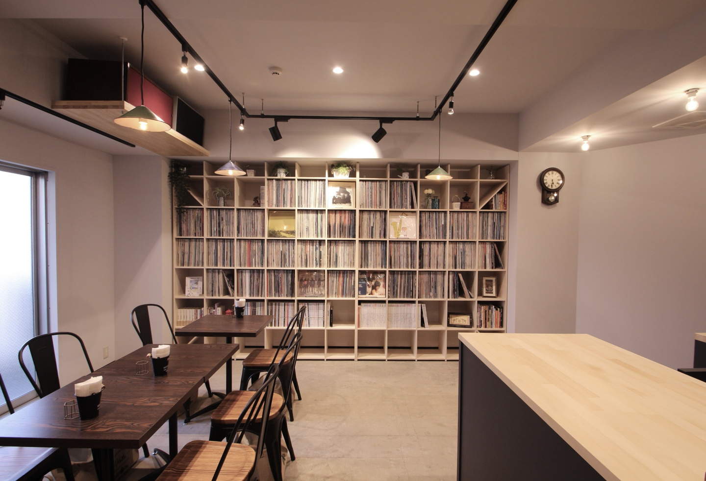 草花に囲まれた美容室の待合