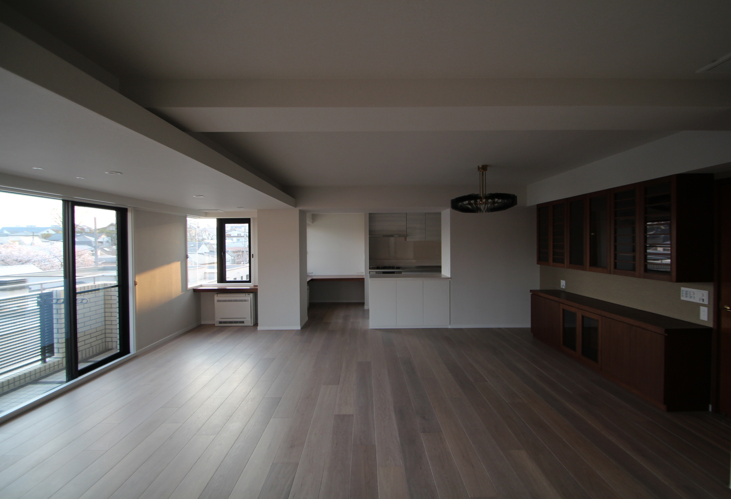 草花に囲まれた美容室の待合