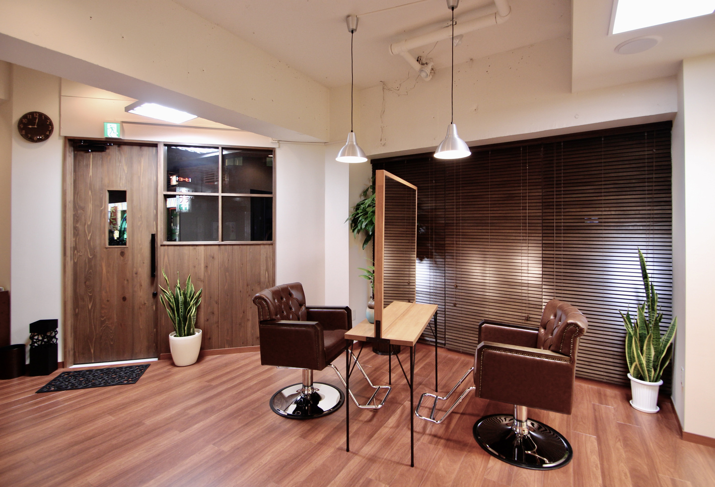 草花に囲まれた美容室の待合