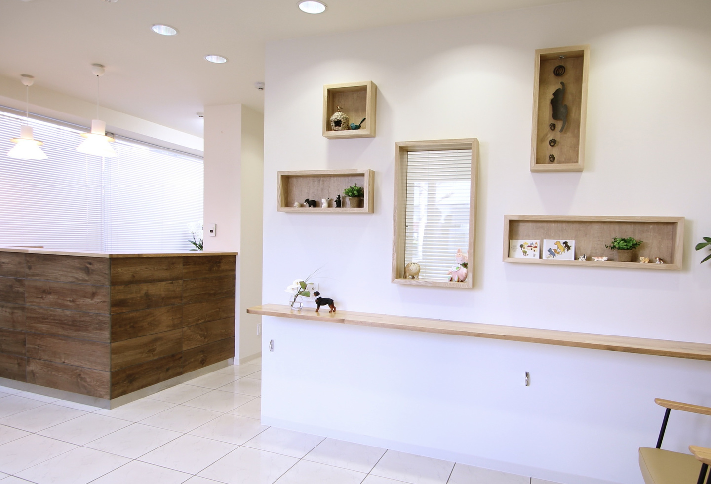 草花に囲まれた美容室の待合