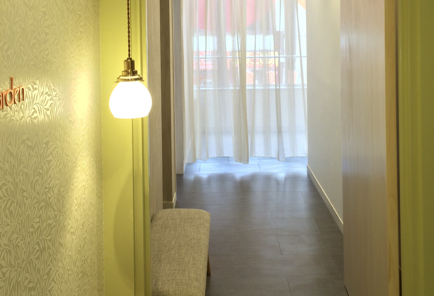 草花に囲まれた美容室の待合