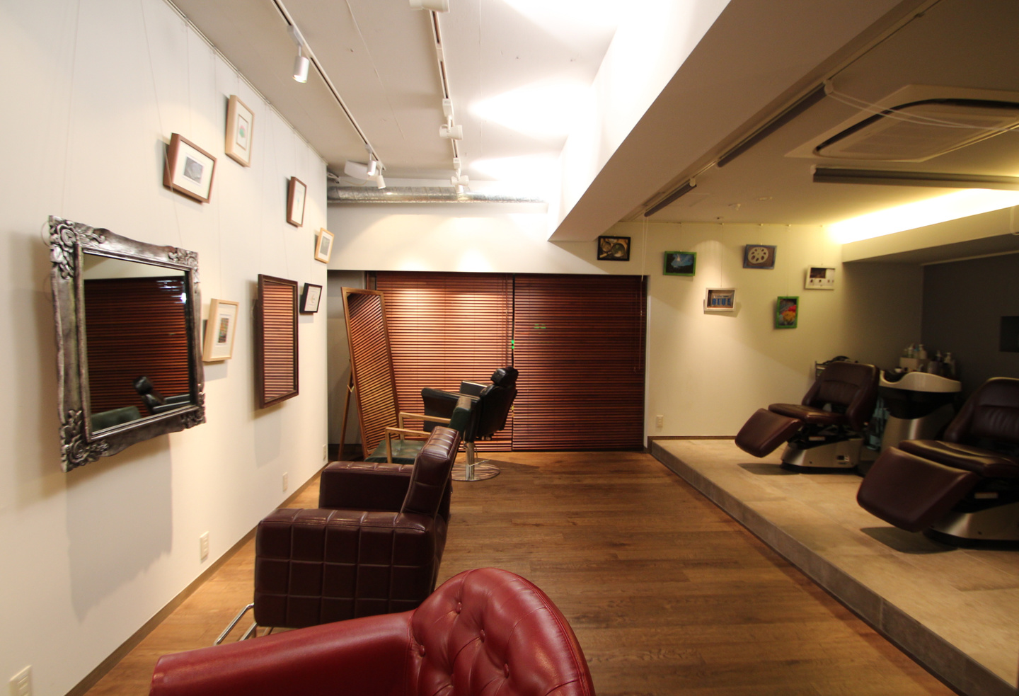 草花に囲まれた美容室の待合