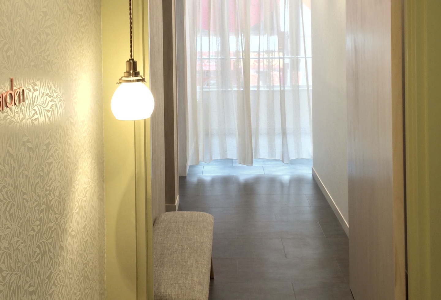 草花に囲まれた美容室の待合