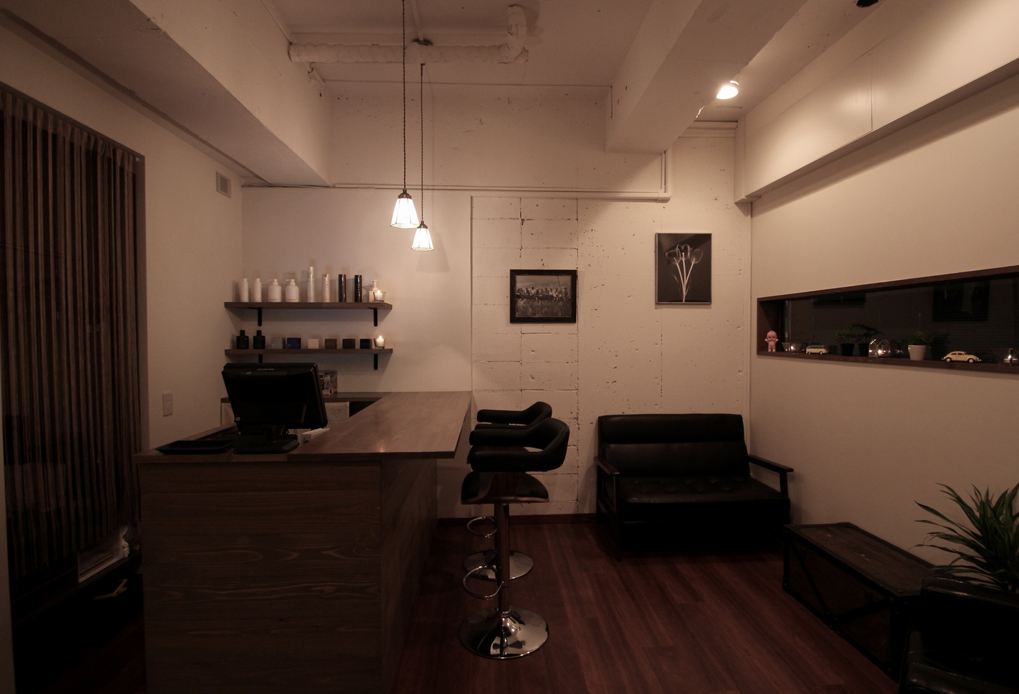 草花に囲まれた美容室の待合